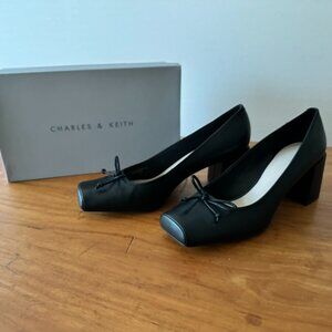 NIB CHARLES & KEITH CHUNKY HEEL PUMP SIZE 40 NEVER WORN
